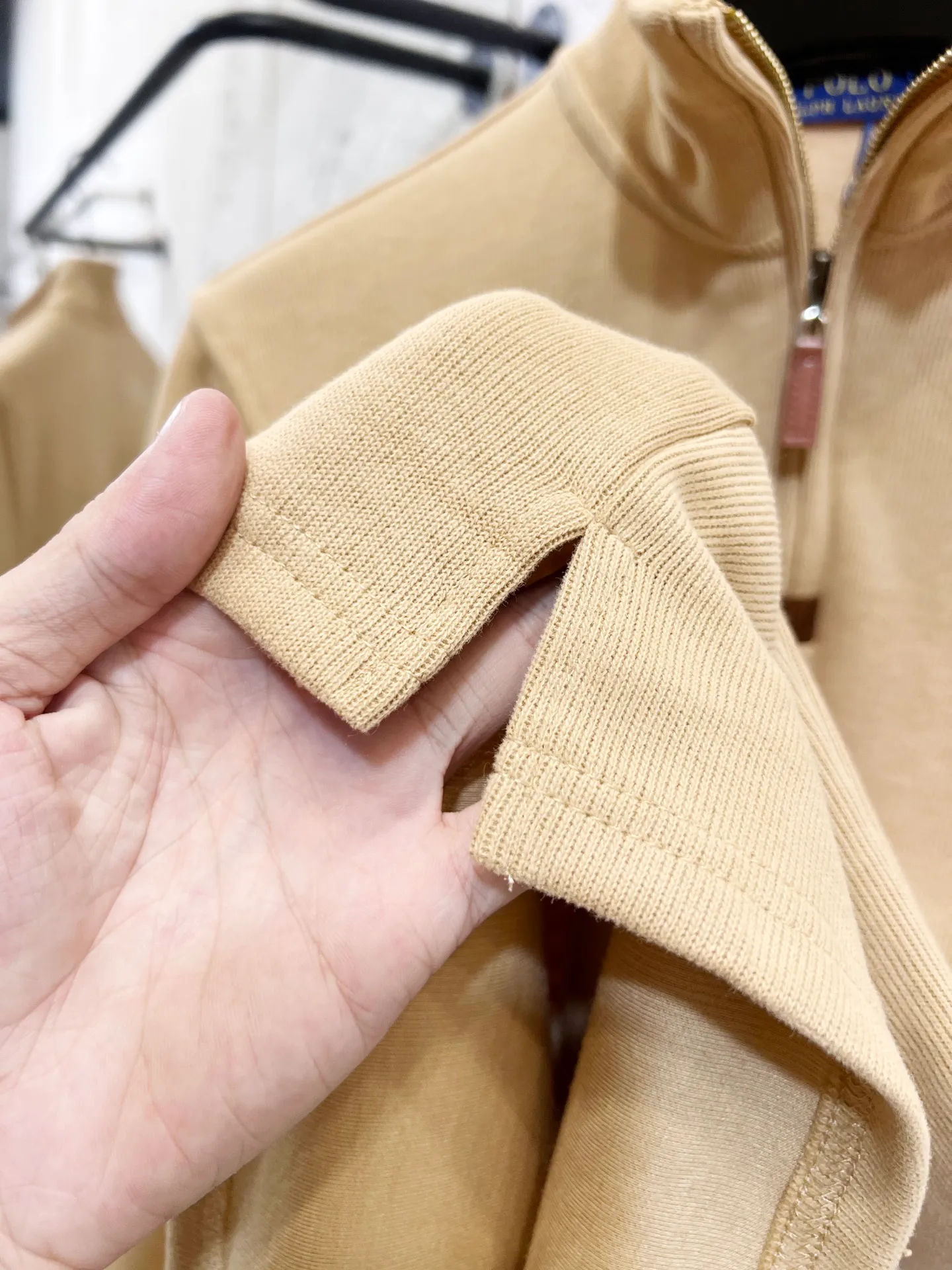 P196 Style number: T69 2235# Actual pictures! ! Ralph Lauren Minnie fabric long-sleeved half-zip sweatshirt. Color: black, oatmeal gray, camel, dark gray, light gray, navy blue, milk white. A total of 7 colors. Size: M-100-120 catties L-120-140 catties XL-140-160 catties 2XL-160-180 catties